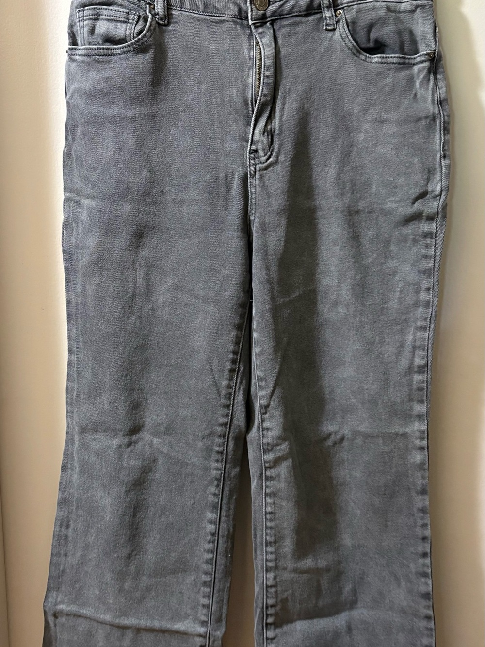 Zenana Outfitters Gray Cropped Straight-Leg Jeans